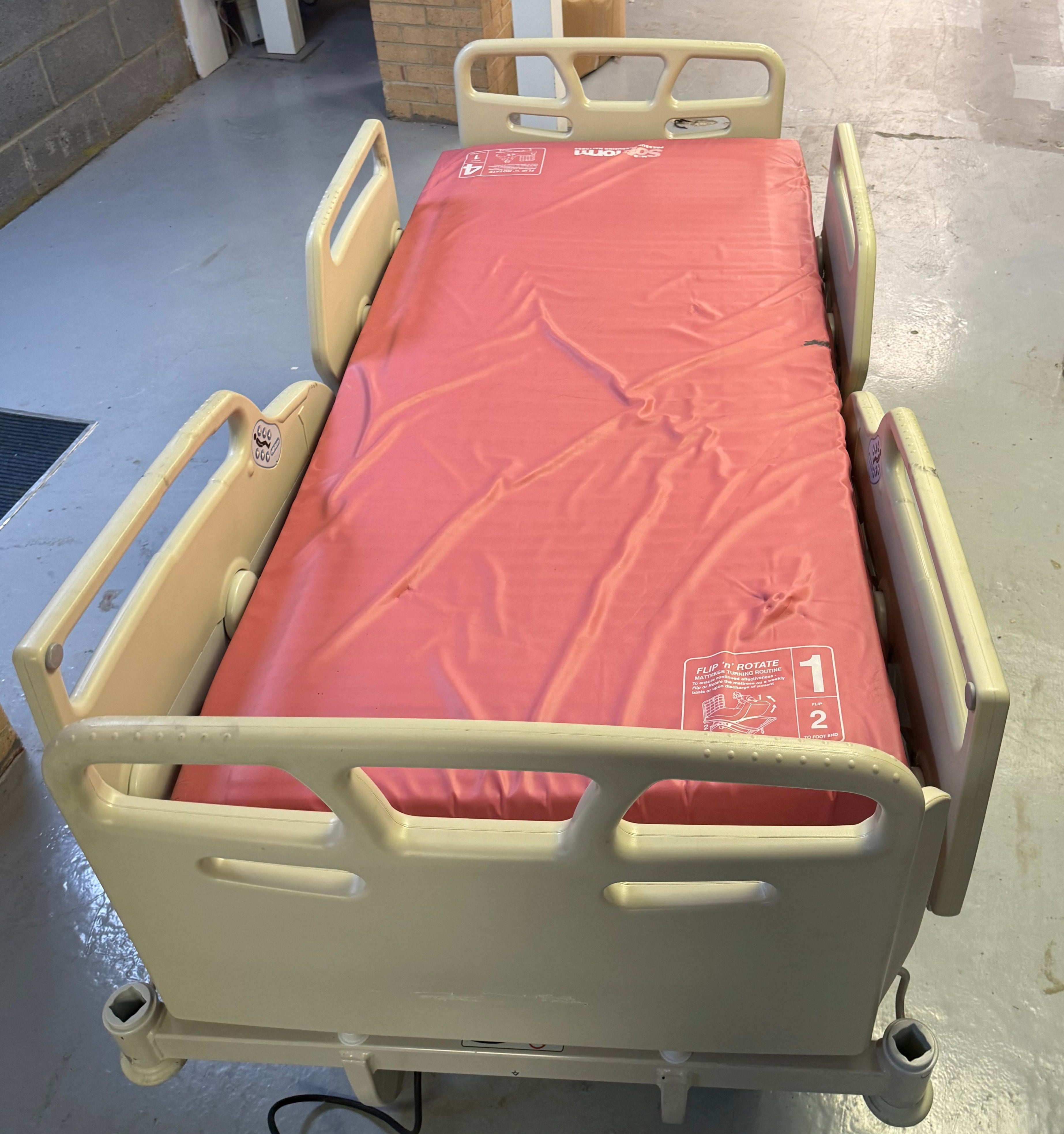 Hospital bed with 85×198cm mattress and height-adjustable frame
