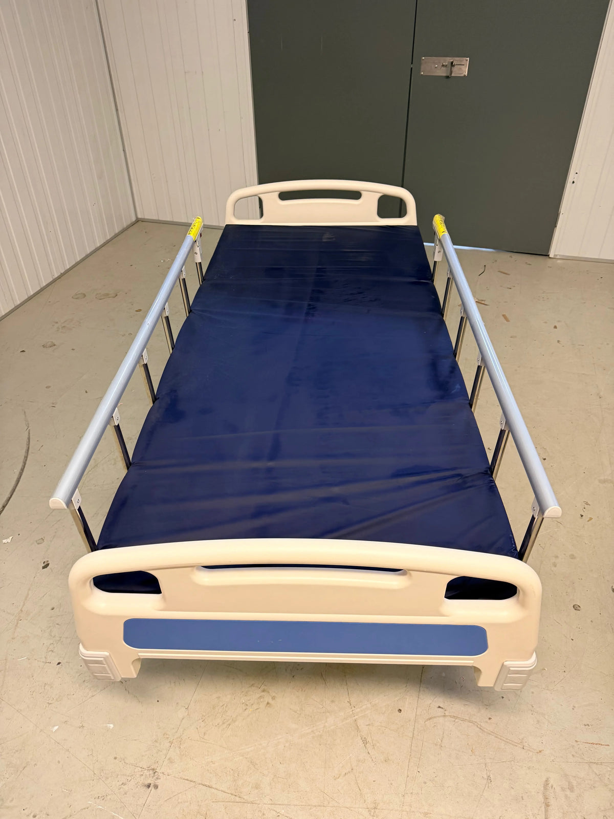 Quirumed A2k Mechanical Hospital Bed with Mattress SelfiMed UK