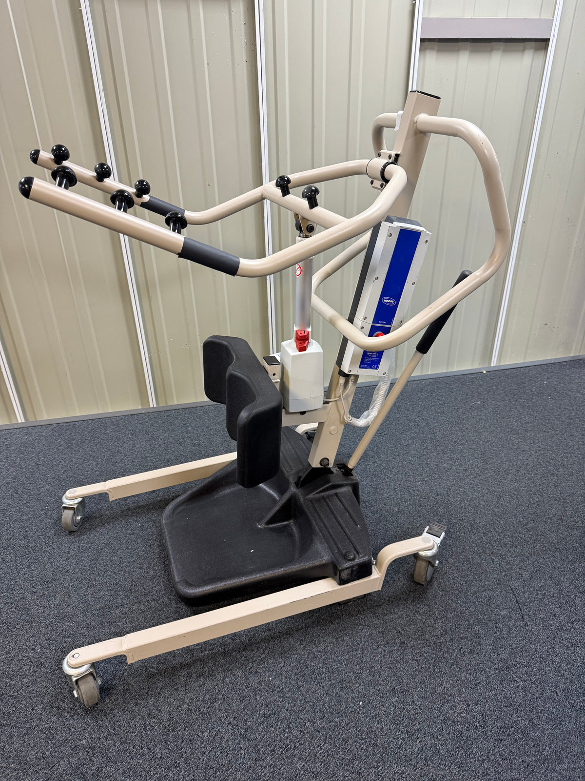 Invacare Reliant 350 hoist with padded knee support