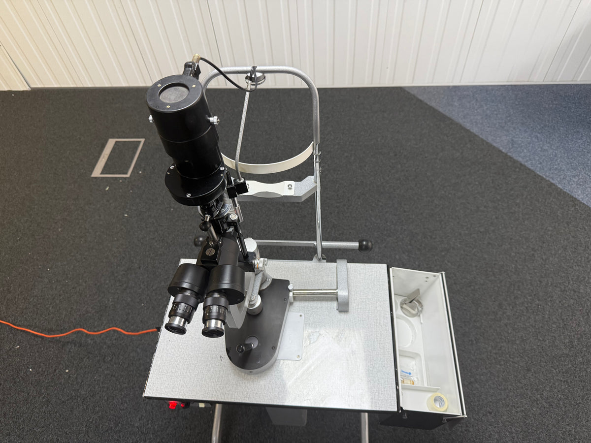 Light column and slit width adjustment knob on Mentor unit