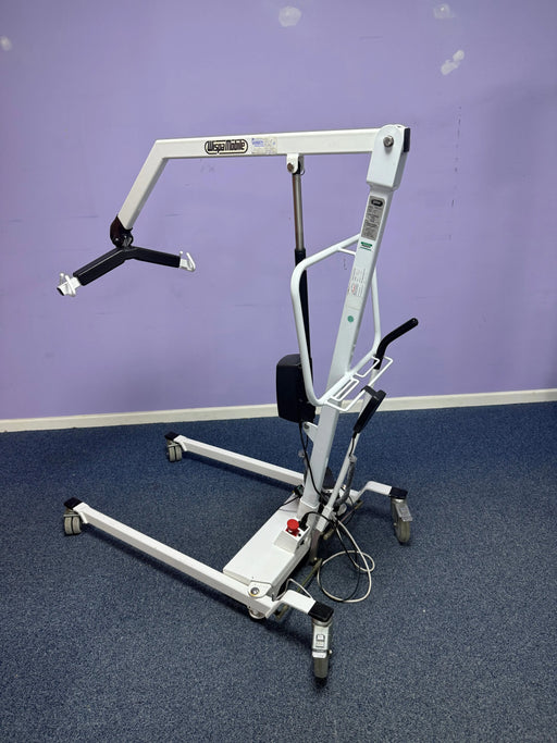 Mobile patient hoist with rechargeable battery pack