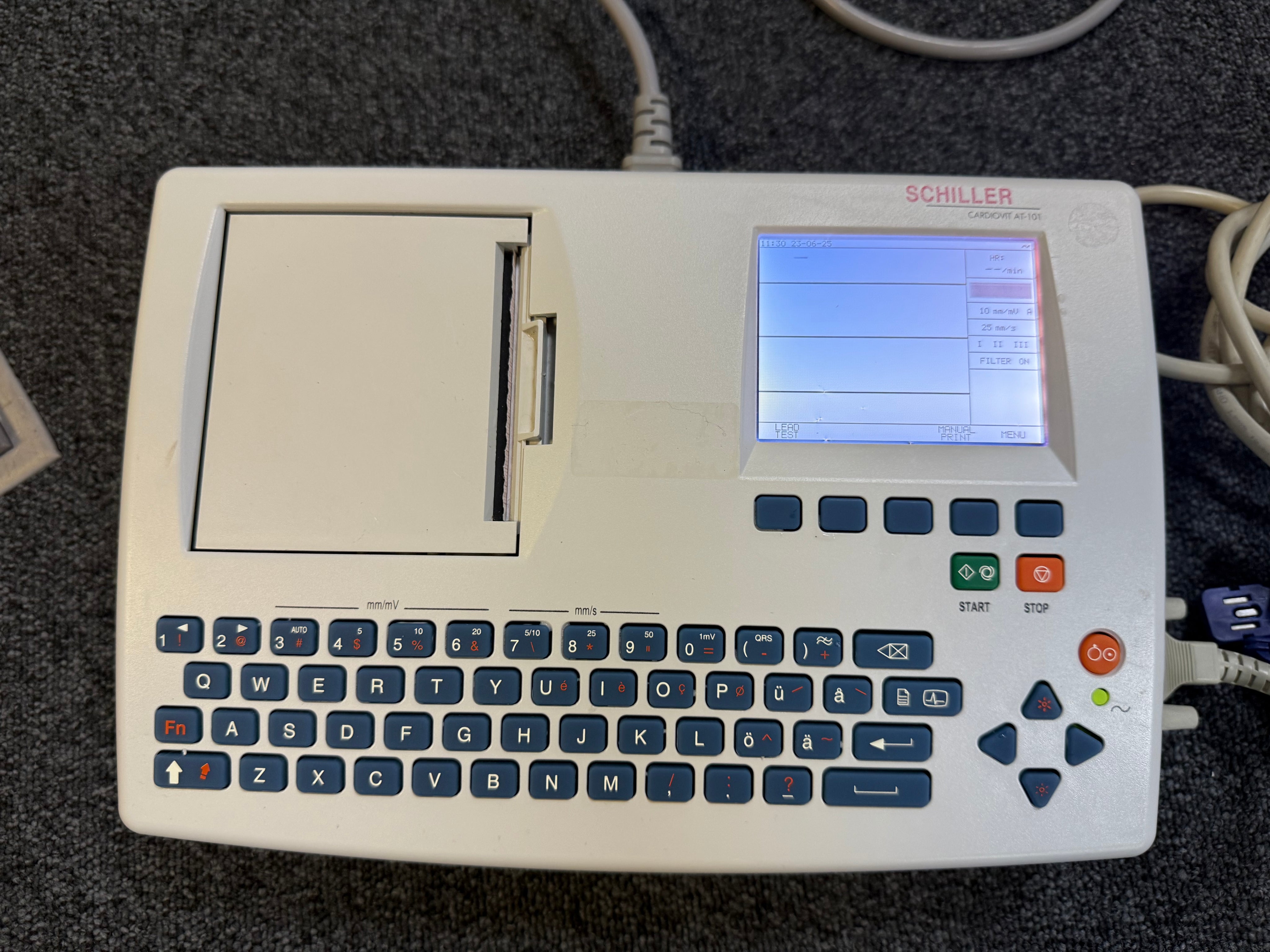 Portable 12-lead ECG machine with thermal printer and voice prompt