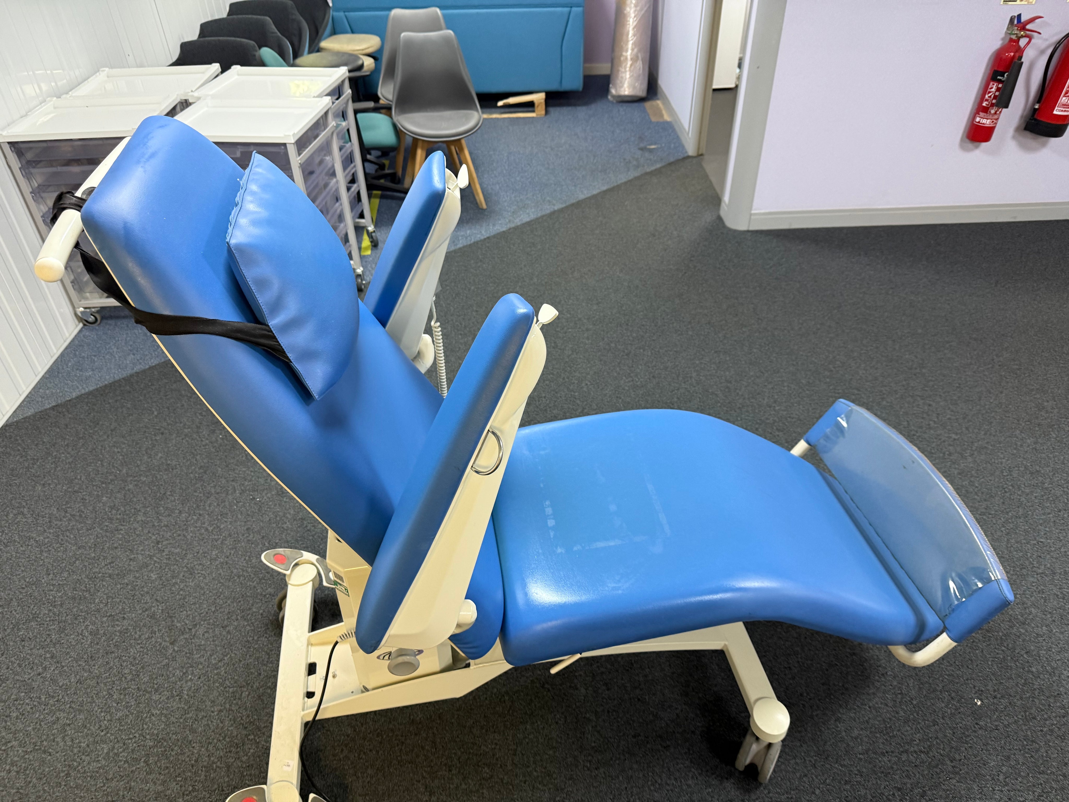 Side profile of BORCAD PURA medical chair in upright patient position