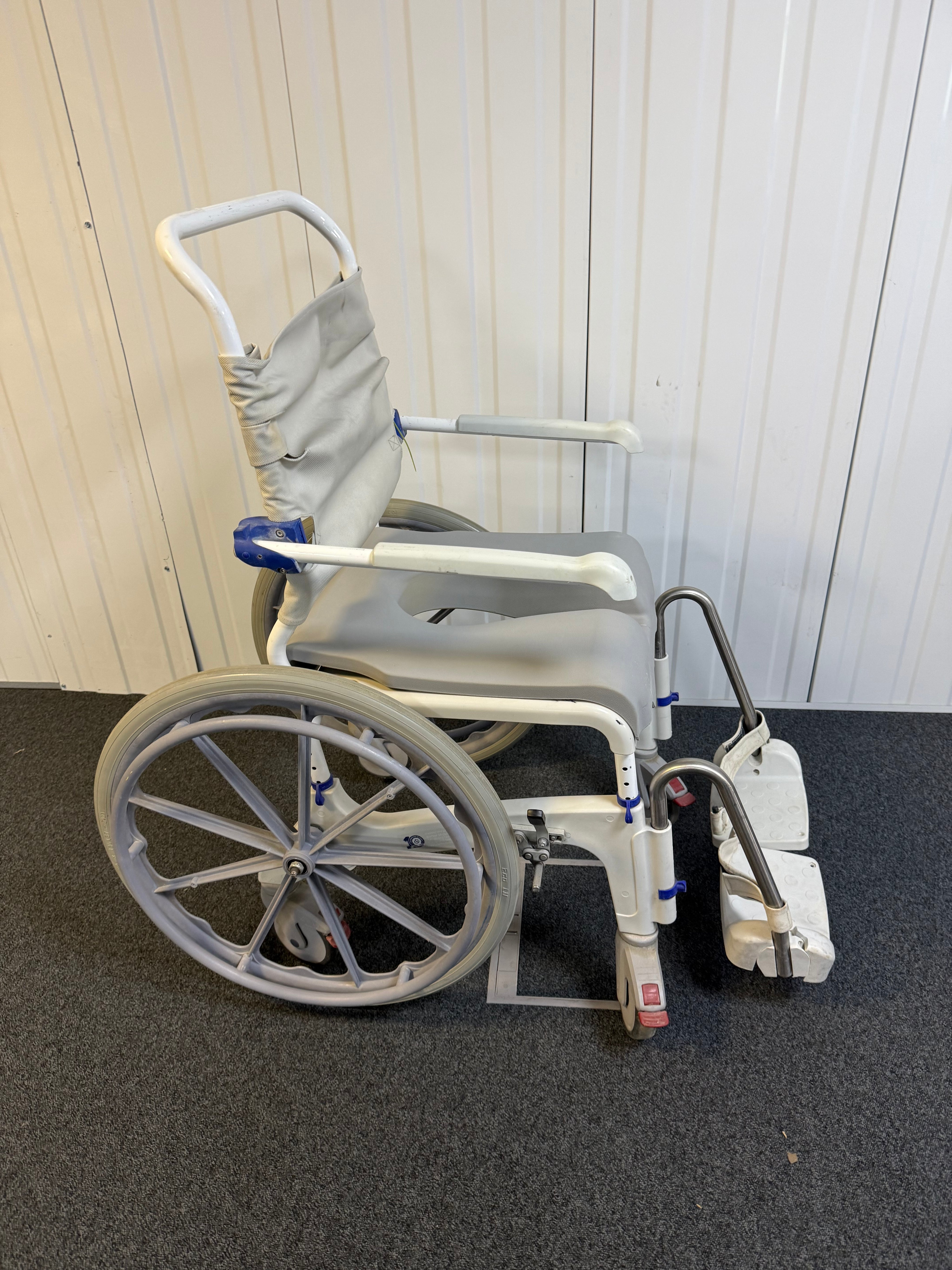 Side view of Aquatec Ocean Ergo XL shower chair with height-adjustable footrests
