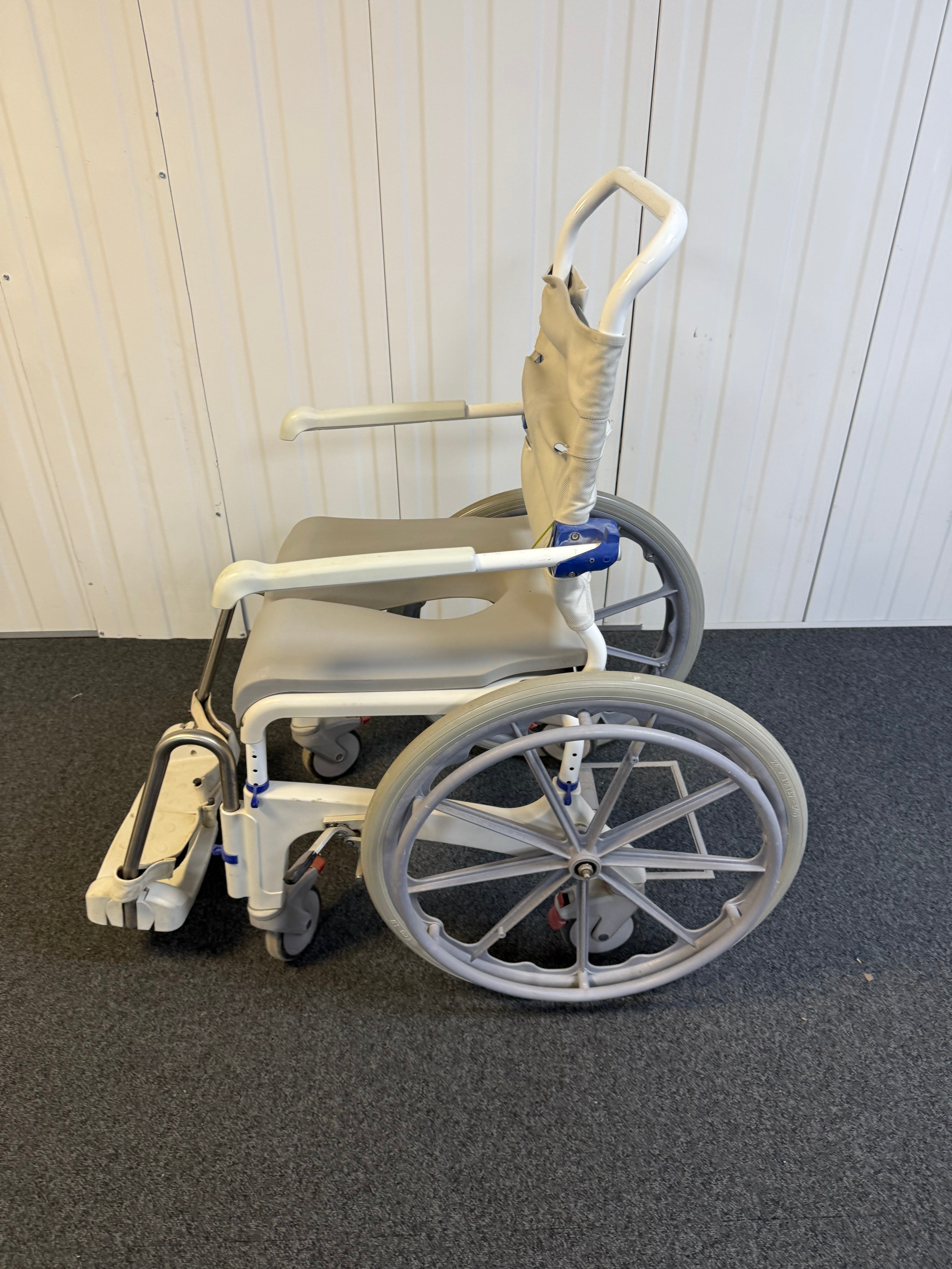 Side view of Aquatec Ocean Ergo XL shower chair with height-adjustable footrests