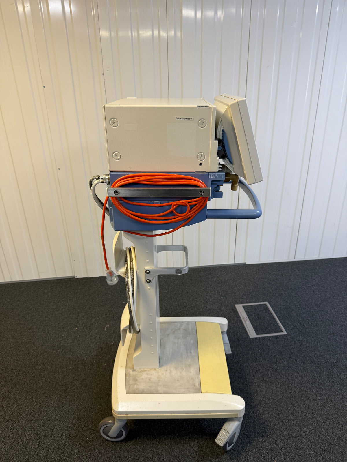 Side view of Dräger Evita 4 Ref 8421828