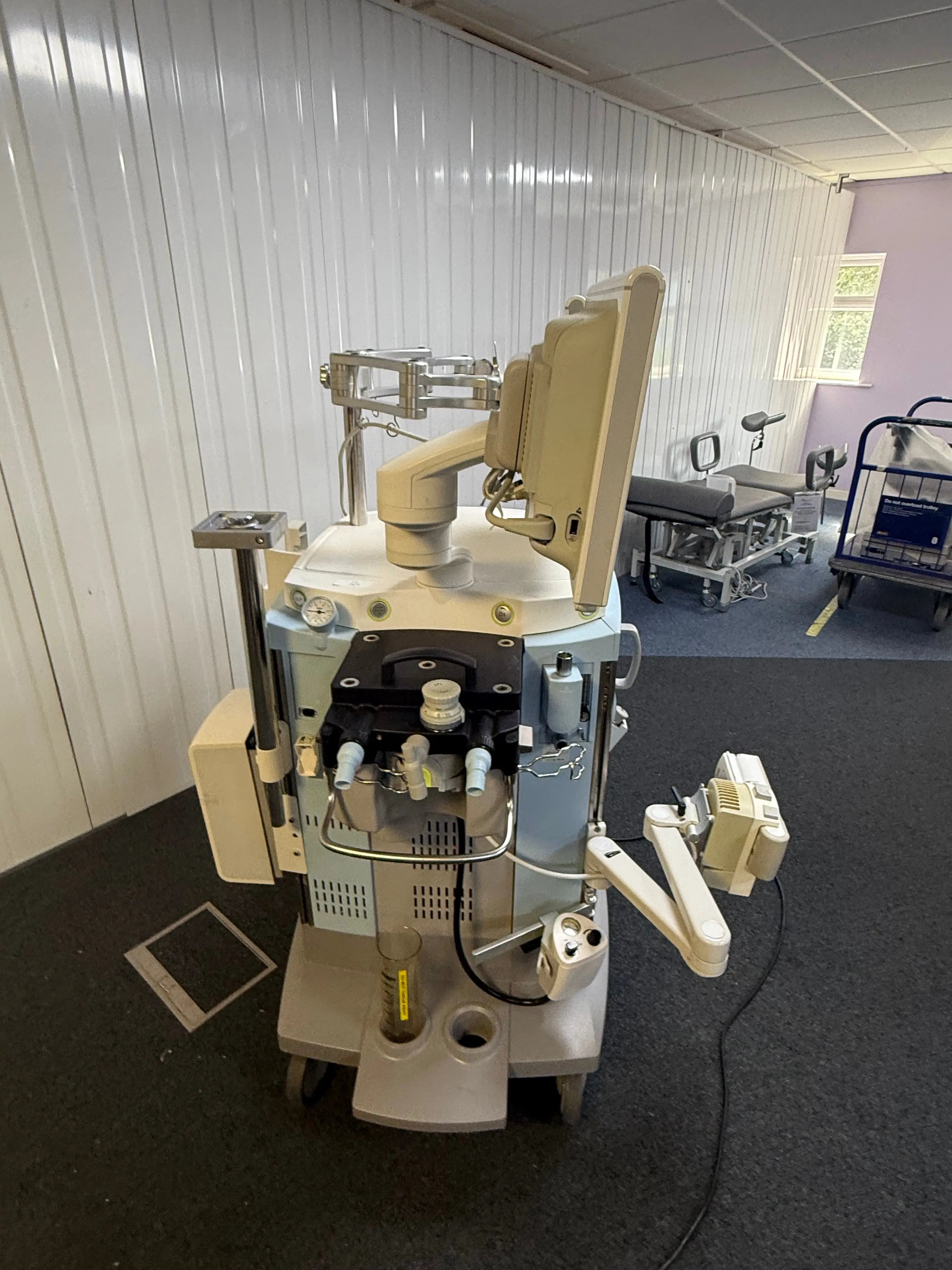 Dräger Zeus Infinity Empowered anaesthesia machine | Drä | SelfiMed UK