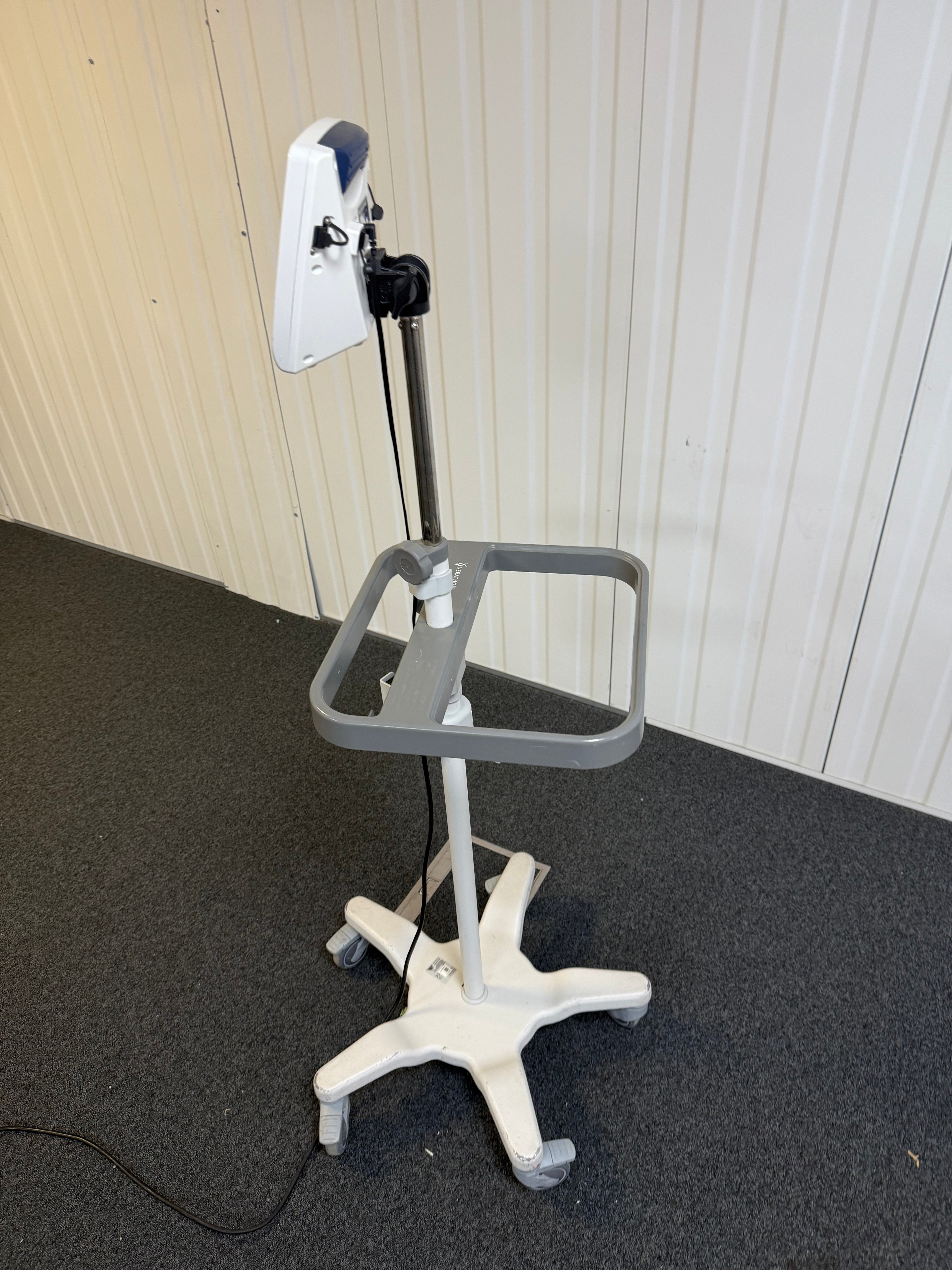 Side view of Verathon AVL monitor attached to rollstand