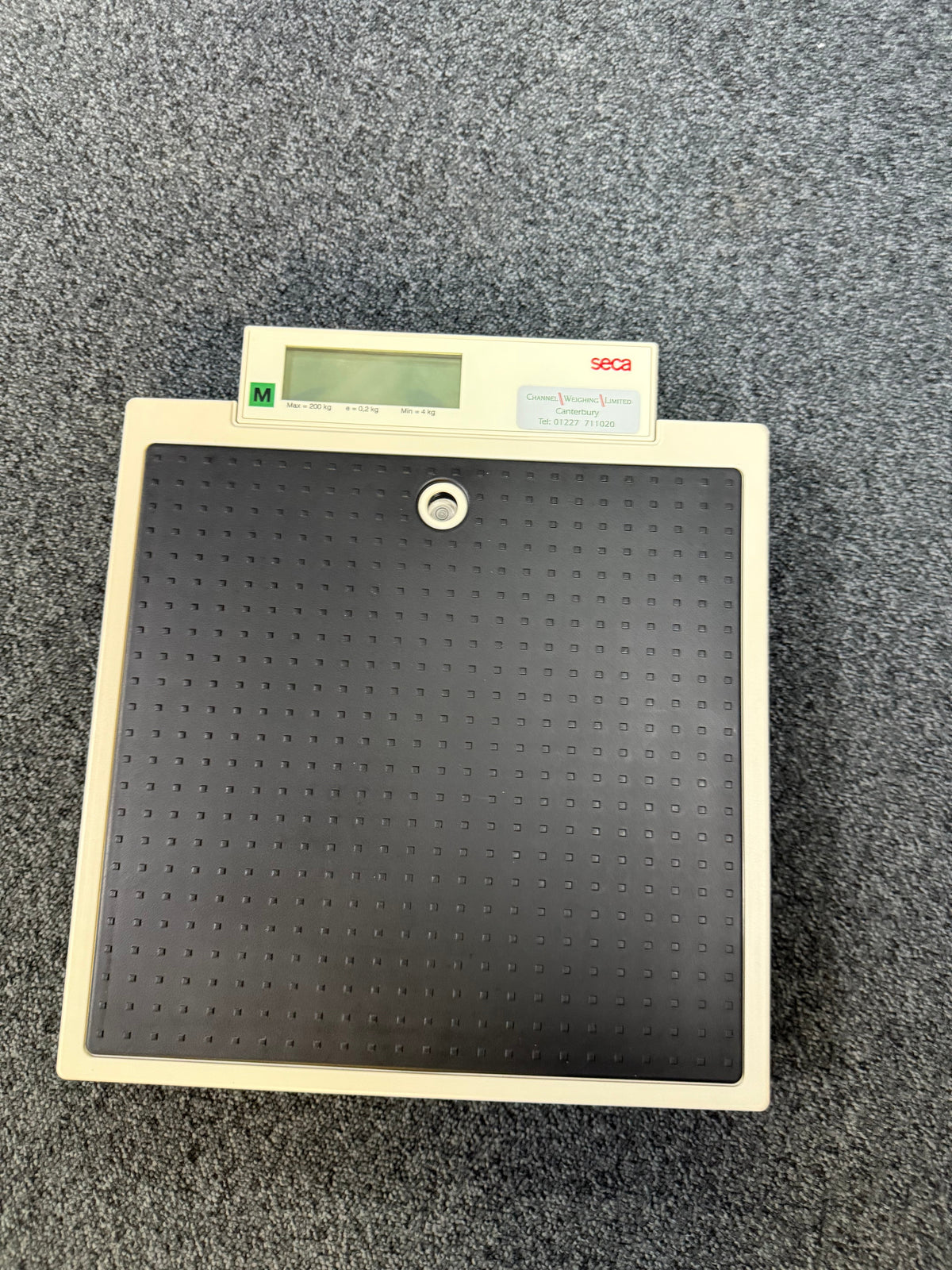 Side view of the lightweight and portable Seca 877 flat scale