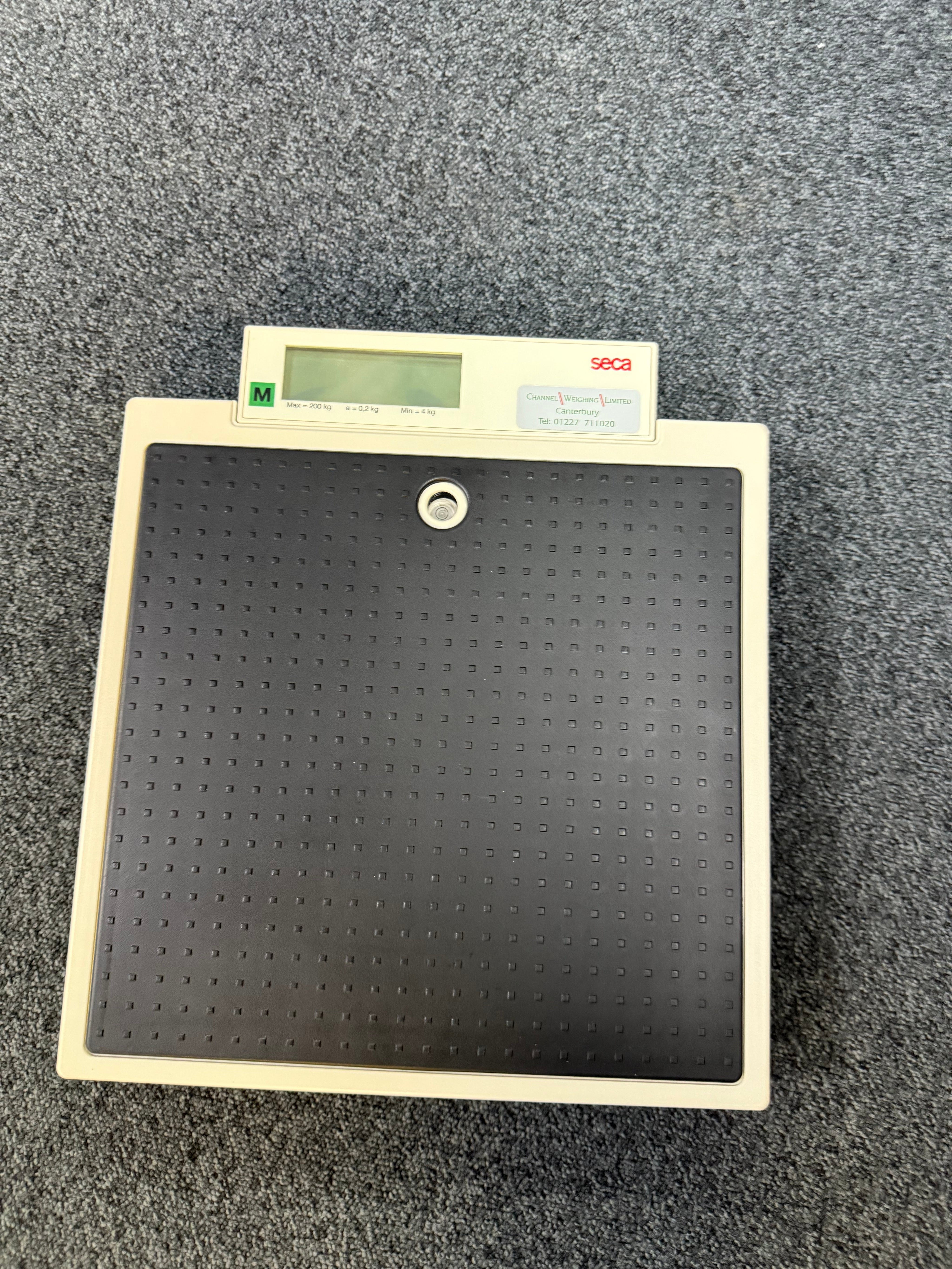 Side view of the lightweight and portable Seca 877 flat scale