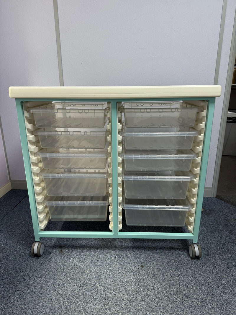 Tray close-up showing removable design