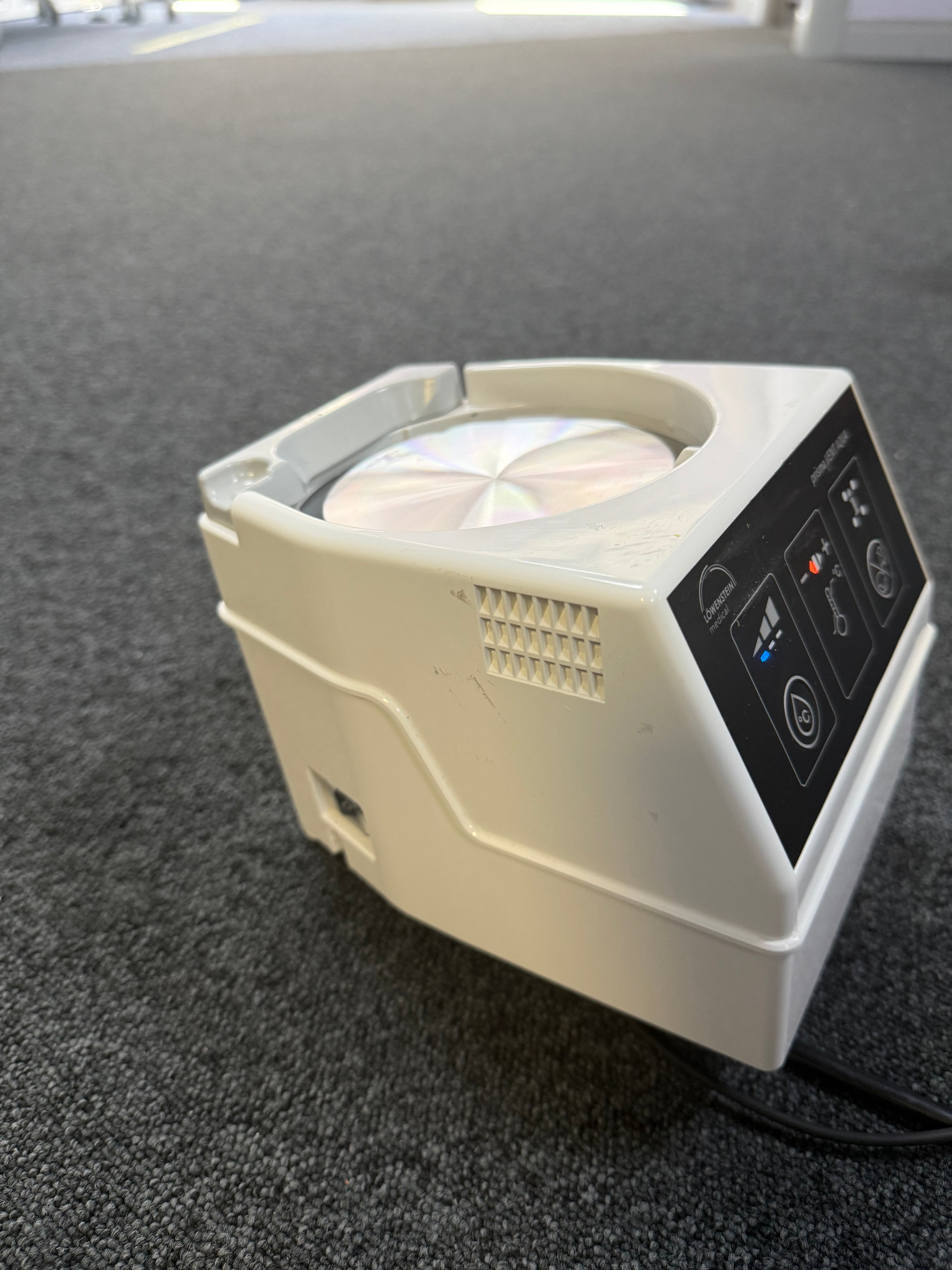 Ventilator-compatible humidifier with smart heating controls