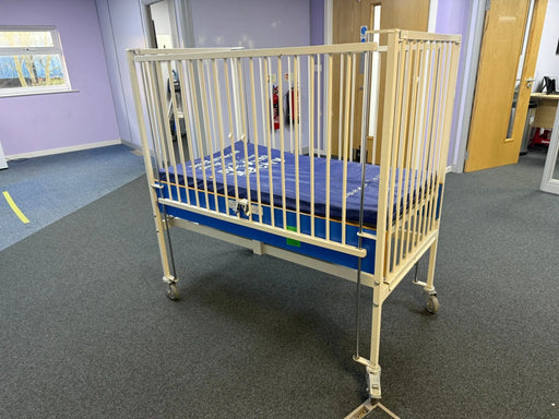 ArjoHuntleigh Manual Infant Cot - SelfiMed UK