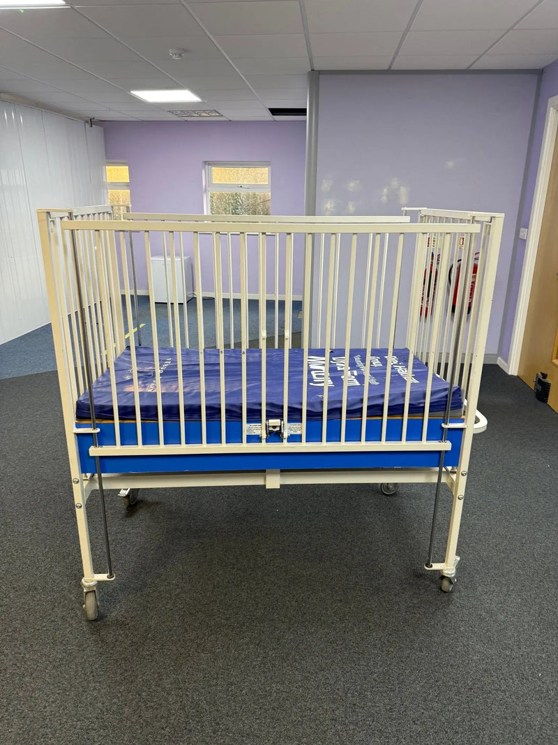 Normal Mac Cot Infant Cot | ArjoHuntleigh Manual Cot | SelfiMed UK