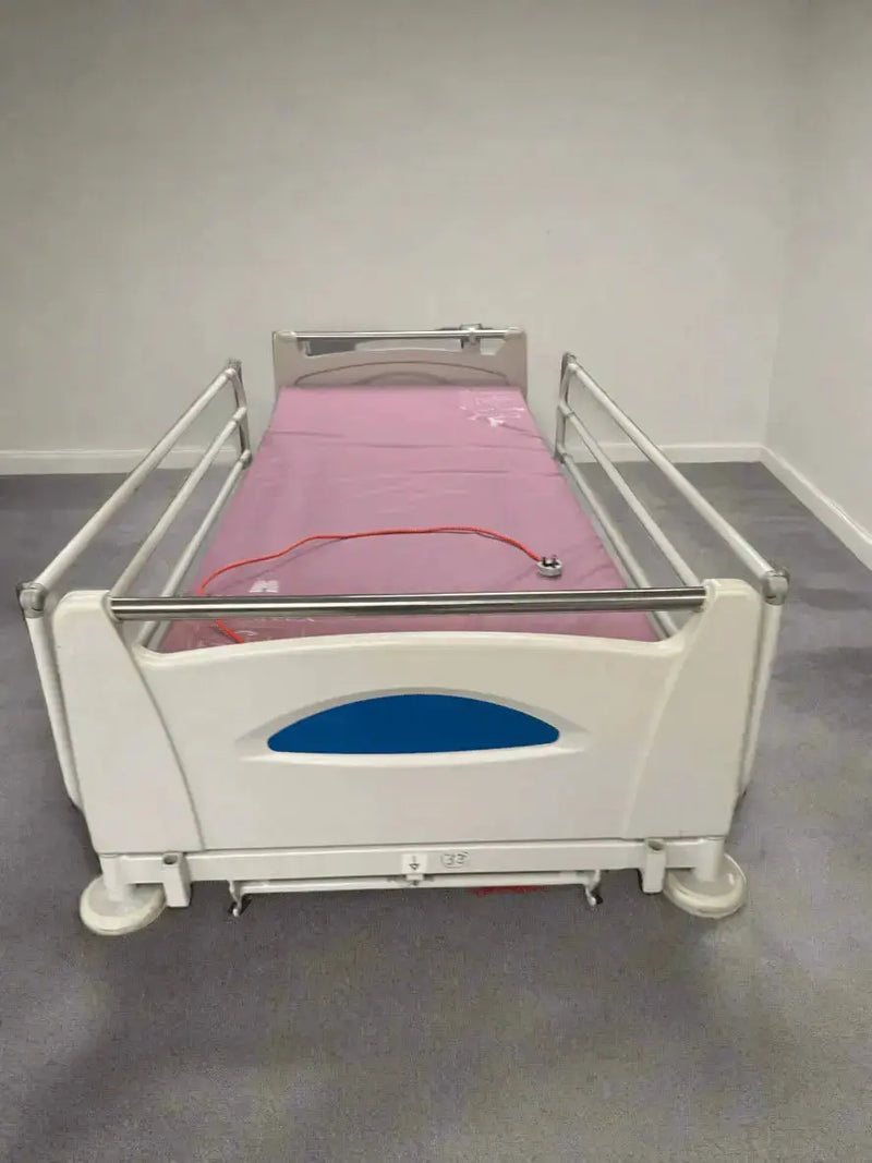 Huntleigh Contoura 480 Electric Hospital Bed with Arjo Pentaflex Mattress - SelfiMed UK