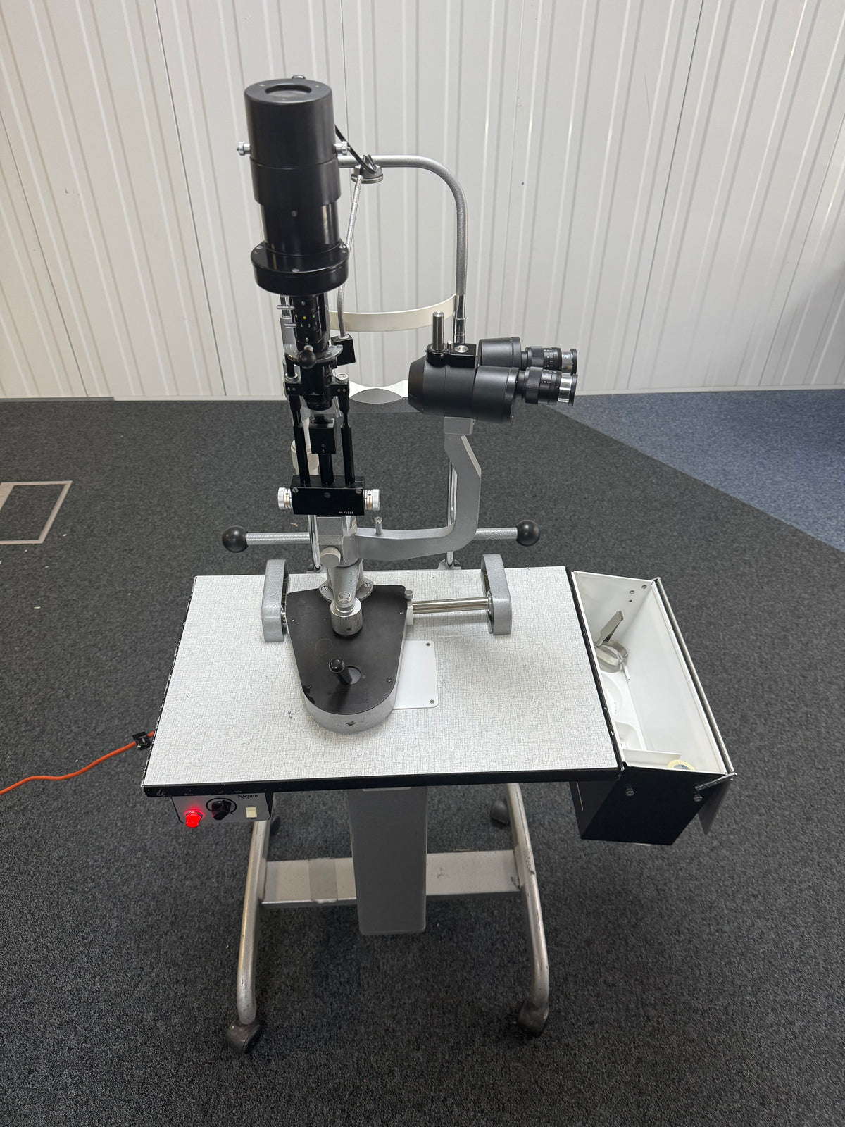 side view of Mentor table-mounted slit lamp base