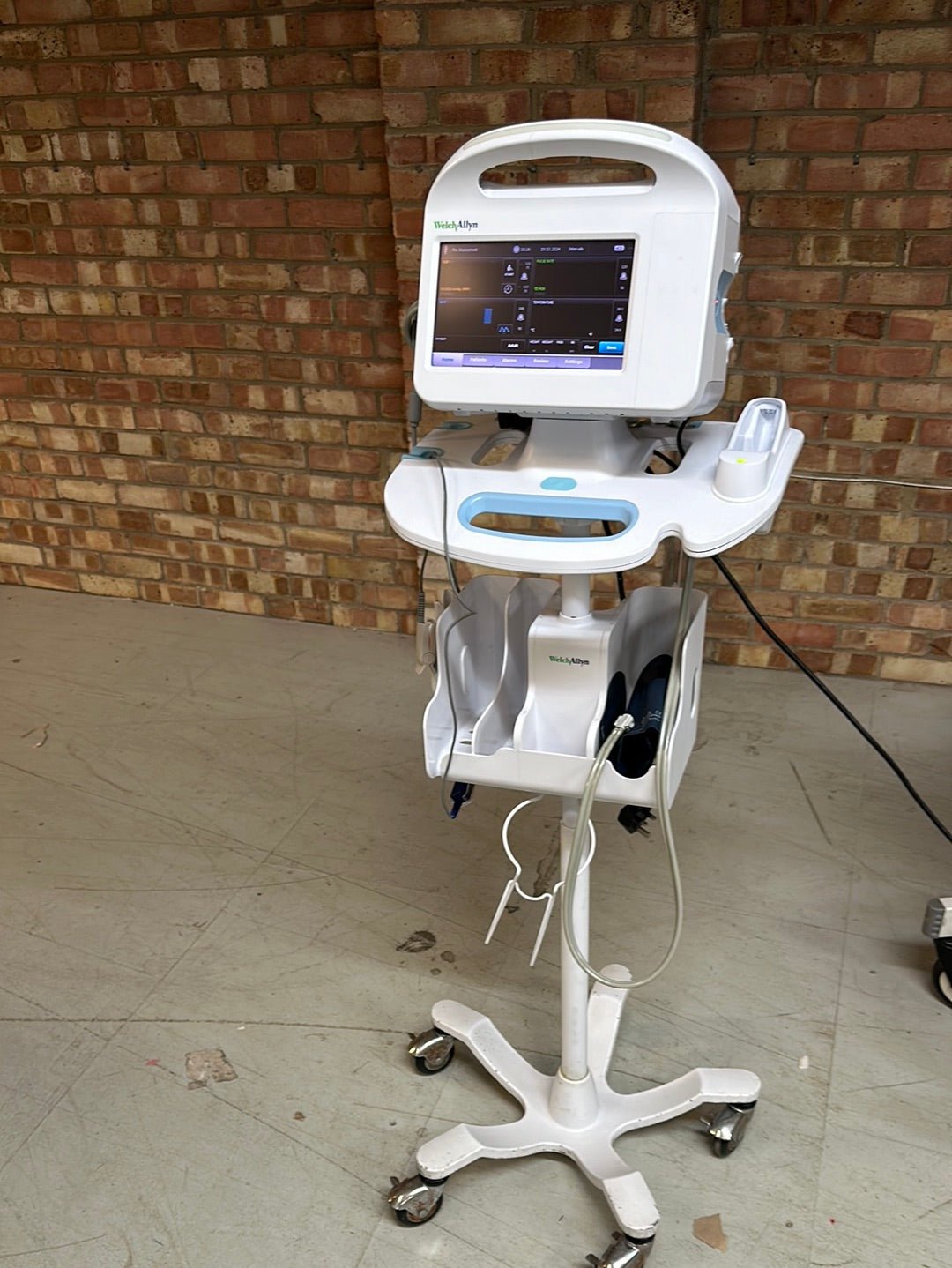 Welch Allyn 6000 Series Vital Signs Monitor with Accessories NIBP, Cuff, SpO2 on Trolley Stand - SelfiMed UK